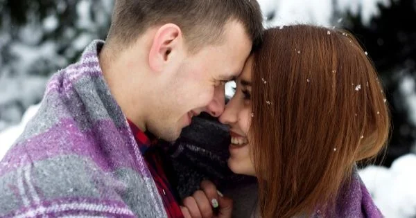 ¿Cómo disimula un hombre que le gusta una mujer?